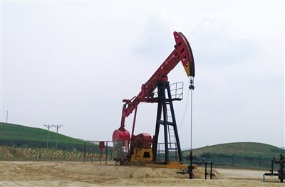 長慶油田標(biāo)準(zhǔn)化井場，位于定邊縣新安邊鎮(zhèn)店子坪村黃土高原上。