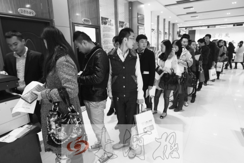 昨天,除復(fù)印材料處有新人排隊外,金水區(qū)民政局婚姻登記處大廳內(nèi)處未見新人排隊的火爆場景。