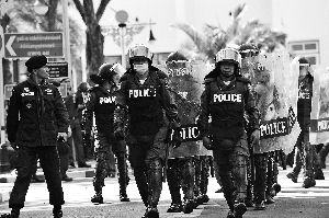泰警察出動(dòng)。