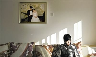 11月28日，青島膠南，丁海偉的婚房掛著與妻子的結(jié)婚照。如今妻子和未出世的孩子都已離世。新京報記者 周崗峰 攝