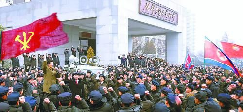 朝鮮11日繼續(xù)展開大規(guī)模批判張成澤運動。圖為朝鮮金策工業(yè)大學(xué)的青年學(xué)生宣誓擁護(hù)領(lǐng)袖金正恩。