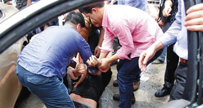 昨日，警方和市民們一起砸窗將肇事者控制。當(dāng)日，福州閩侯縣，一名男子駕駛小車在青口鎮(zhèn)奔馳大道附近撞人后逃逸，事故致7人死亡，12人受傷。圖/CFP