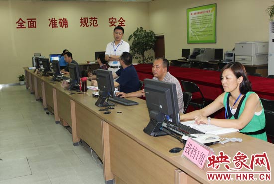今年我省高招錄取工作正在平穩(wěn)正常開(kāi)展，圖為投檔組工作人員。