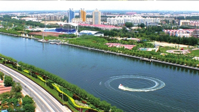 清澈的運(yùn)河水及兩岸綠色。