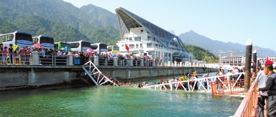 昨天上午10點左右，江西廬山西海風景區(qū)司馬旅游碼頭發(fā)生橋面塌陷事故，造成18名游客擦傷或落水。景區(qū)表示，目前已對擦傷或落水游客進行有效救治和妥善處置，并對游客損失的財物進行登記。
