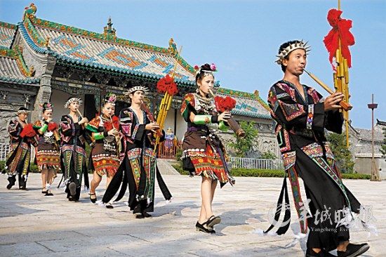 山東臺(tái)兒莊古城內(nèi)，來(lái)自外地的演員表演蘆笙舞 王建華 攝
