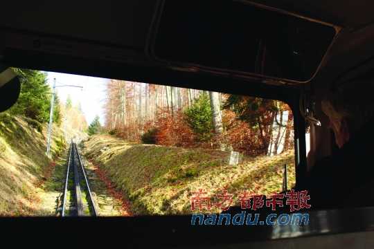 小火車一路向上，沖破云層，豁然開朗，乘客們的歡呼聲適時(shí)響起，一切漸入佳境。