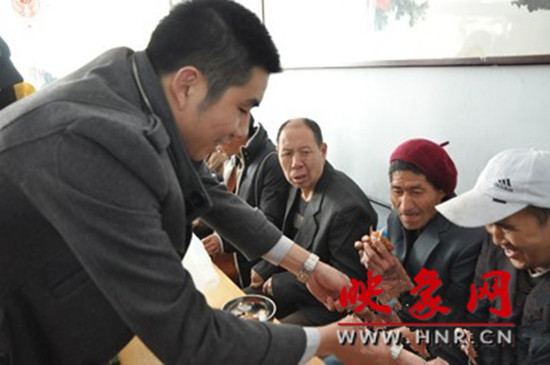 　　“韓胖子”千只茶香雞茶香鴨捐贈(zèng)環(huán)衛(wèi)工人、農(nóng)民工學(xué)子和鄭州市社會(huì)福利院。