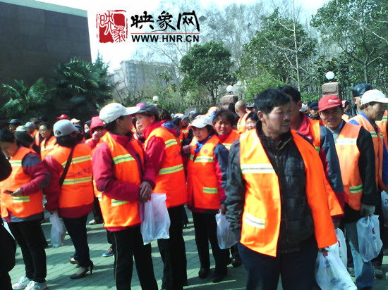 　　“韓胖子”千只茶香雞茶香鴨捐贈(zèng)環(huán)衛(wèi)工人、農(nóng)民工學(xué)子和鄭州市社會(huì)福利院。