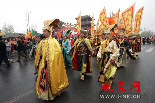 　　3月30日上午,開封市舉行2013中國(guó)(開封)清明文化節(jié)踏春巡游活動(dòng)?！?　　