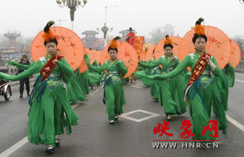 　　3月30日上午,開封市舉行2013中國(guó)(開封)清明文化節(jié)踏春巡游活動(dòng)?！?　　