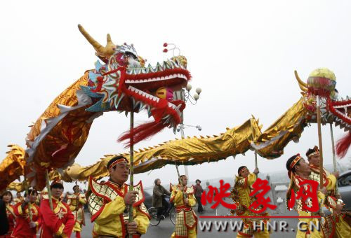 　　3月30日上午,開封市舉行2013中國(guó)(開封)清明文化節(jié)踏春巡游活動(dòng)。　 　　