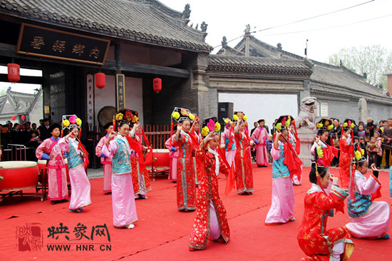 游客參觀清明小長假新推出的本土特色節(jié)目《鼓樂迎賓》。