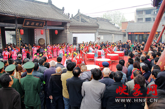 游客參觀清明小長假新推出的本土特色節(jié)目《鼓樂迎賓》。