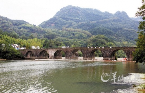 齊云山登封橋是登山的隘口,始建于明代,造型古樸典雅,蔚為壯觀。