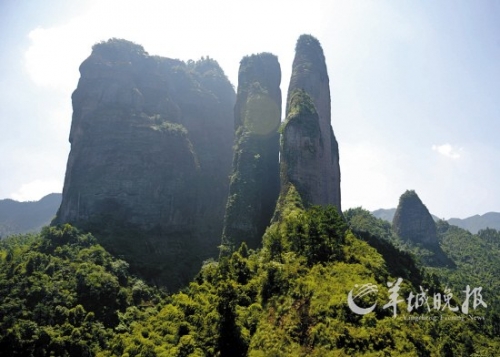 江郎山以“三爿石”著稱(chēng),三爿高約319米的巨石凌空而起。