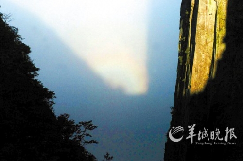 武功山四絕之一的“云海佛光”在大雨過(guò)后出現(xiàn)。