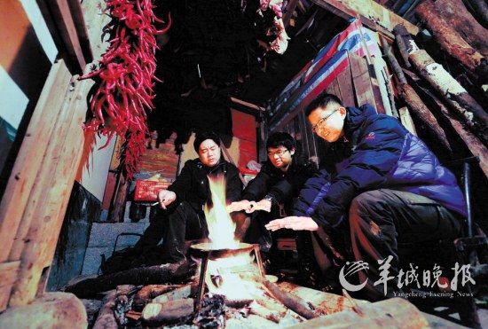 　　在土家人吊腳樓小住的那個(gè)夜晚,讓我想起了外婆家。