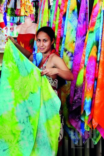 　　Pareo,這一幅幅有著漂亮圖案、色彩繽紛的布,是大溪地人最美的衣