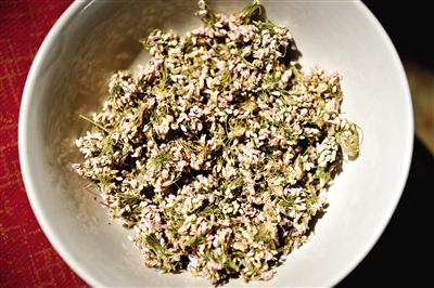 作為香料的扎蒙是一種陜北常見的細(xì)碎野花。