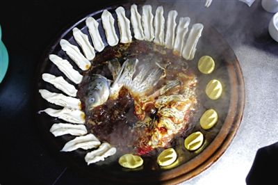 黃驊鍋灶魚，將海魚與面食相互搭配。農(nóng)業(yè)與漁業(yè)、土地與海洋，在這里構(gòu)成了微妙的平衡。