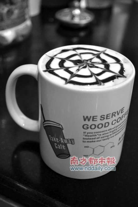 多巴胺行動咖啡店的摩卡,入口醇滑。