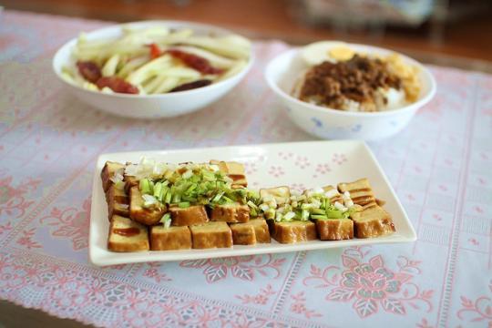 　　對(duì)于一碗鹵肉飯來(lái)說(shuō),完全不需要濃墨重彩的配其他煎炸食物,只需要搭上清爽的豆干、爽口的蘿卜即可。