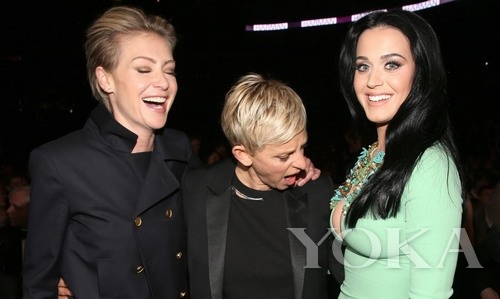 艾倫·德杰尼勒斯(Ellen DeGeneres)同志請注意你的節(jié)操，你老婆還在旁邊看著呢