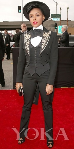  Janelle Monae這身跟去年的打扮差不多，爵士名伶的標(biāo)配嗎