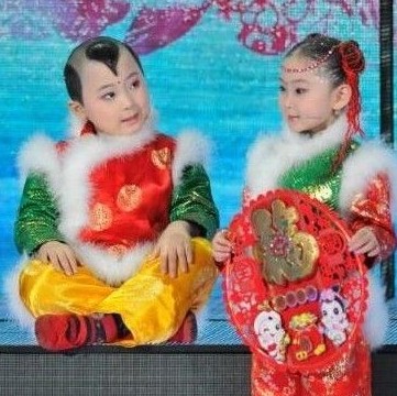 鄧?guó)Q賀(左)在春晚上。