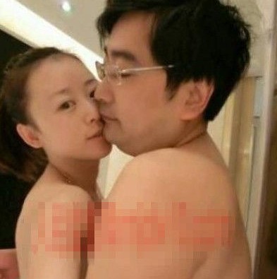 女主播紀(jì)某與國家檔案局官員范某。