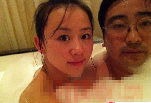女主播紀(jì)某與國家檔案局官員范某。