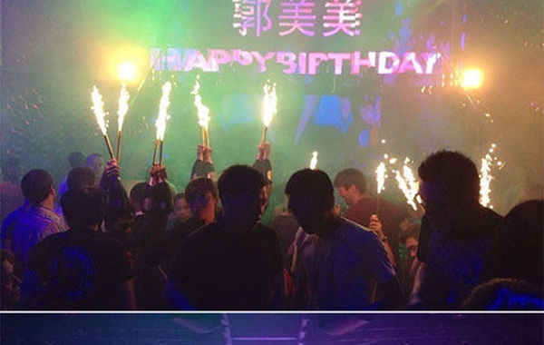 2013年6月16日下午，郭美美在網(wǎng)上曬出一組慶生照。通過照片可以看出，酒吧的巨大舞池中燃放焰火