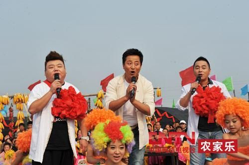 央視7套《鄉(xiāng)村大世界》節(jié)目主持人，左一為劉剛