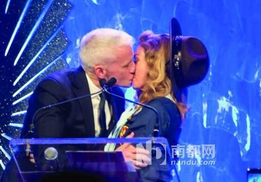 16日，麥當(dāng)娜在紐約舉行的第24屆同志媒體獎(jiǎng)?lì)C獎(jiǎng)禮上，頒獎(jiǎng)給美國(guó)CNN主播安德森-庫(kù)珀，獲對(duì)方獻(xiàn)吻