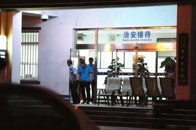 釋小龍走出派出所。