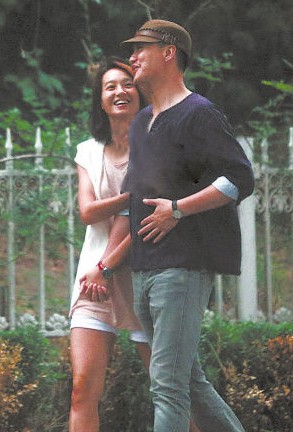 朱丹與神秘男友牽手亮相。
