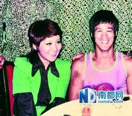 從當(dāng)時(shí)拍到的很多李小龍和丁佩一起的照片中可以看到，她和李小龍的發(fā)型是一樣的。