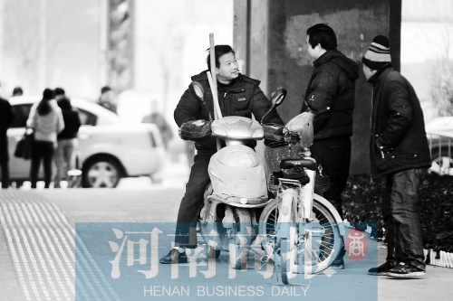 想讓農(nóng)民工安定下來，城市要給他們相應(yīng)的福利待遇，還有家的感覺