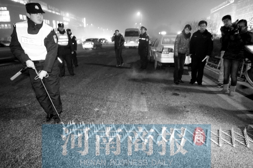 特警隊(duì)員在清查中使用阻車釘，應(yīng)對(duì)惡意闖崗或攔截駕車逃竄行為 河南商報(bào)記者 王春勝/攝