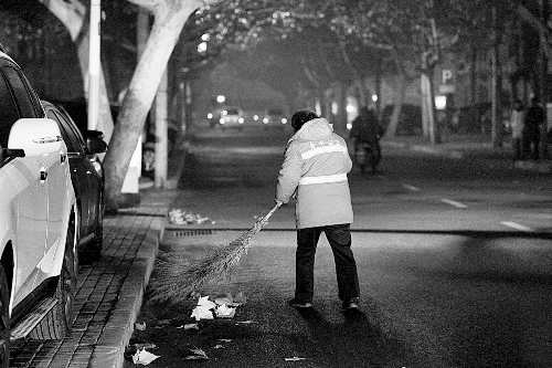 清晨六點(diǎn)，鄭州市經(jīng)七路，一名環(huán)衛(wèi)工開始了一天的工作。