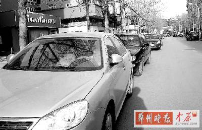 友愛路，路邊停了一排車，本來不寬的路就變得更窄了。