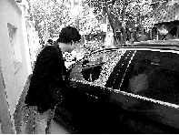 有個(gè)人晃了一圈后，寶馬、現(xiàn)代、越野的車窗都“長(zhǎng)”出大窟窿