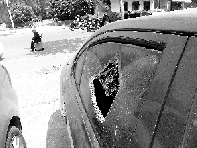 有個(gè)人晃了一圈后，寶馬、現(xiàn)代、越野的車窗都“長(zhǎng)”出大窟窿