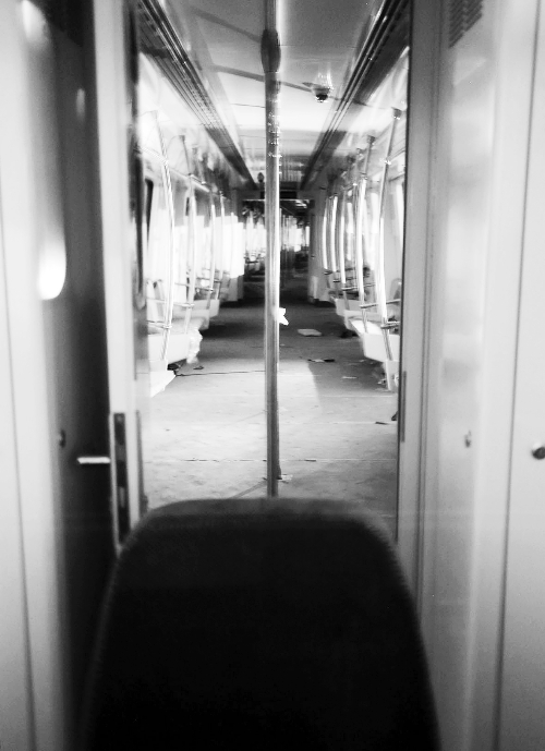 透過擋風(fēng)玻璃，依稀能看到車廂內(nèi)的樣子