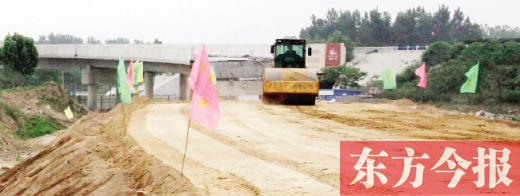 　昨日，正在施工中的鄭州市文化路與連霍高速互通式立交