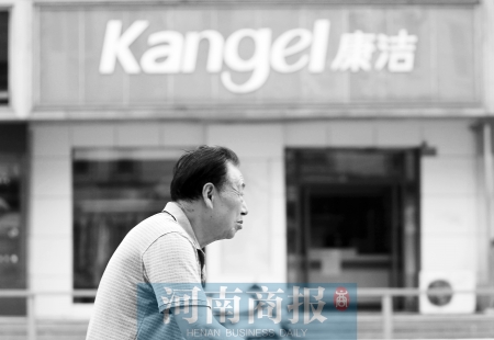 　這一切，將會(huì)給康潔公司、加盟商，乃至鄭州洗衣行業(yè)，帶來(lái)什么？ 記者 趙卓/攝