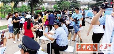 昨天上午，警方在紫荊山廣場進行了大規(guī)模的宣傳活動。警方供圖