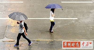 昨天傍晚，市民在雨中行走。