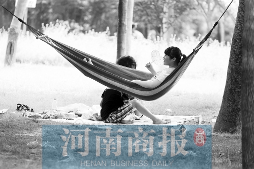 天又熱了起來(lái)，外出游玩，記得防曬哦 記者 趙卓/攝　